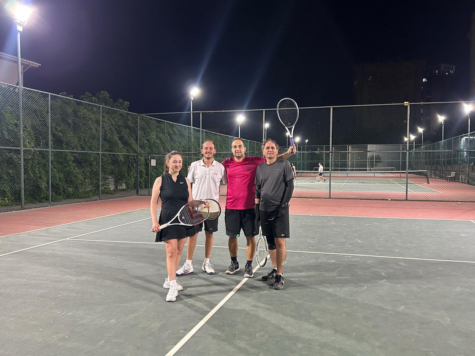 Akşam ışıklarında tenis.